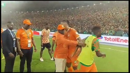 Le président de l'Assemblée nationale Adama Bictogo dans l'arène pour féliciter les Eléphants