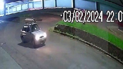 Câmera flagra acidente que deixou motociclista ferido na Avenida Carlos Gomes