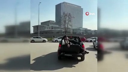 Kamyonet kasasında tehlikeli yolculuk