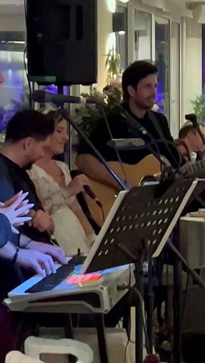 Η αφιέρωση τραγουδιού της Σκαφίδα στον Πύρρο Δήμα στη δεξίωση του γάμου τους