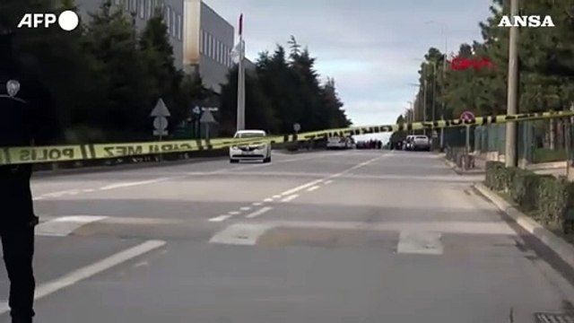 Istanbul, uomo armato prende alcuni ostaggi in una fabbrica americana