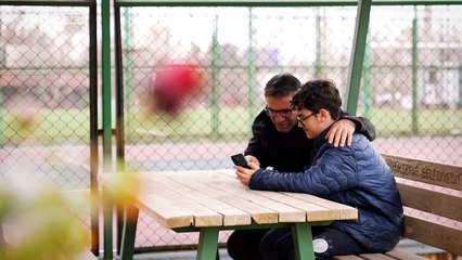 Enkaz altındaki oğlu yerine daha zor durumdaki öğrencileri kurtardı