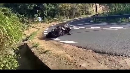 Ce motard fini dans le fossé mais va avoir beaucoup de chance