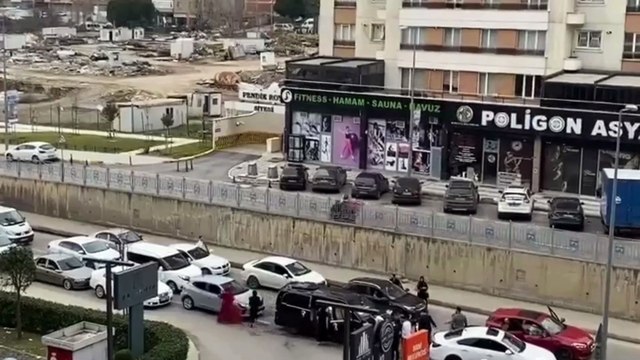 Düğün konvoyu yolu kapattı, uzun araç kuyrukları oluştu (2)