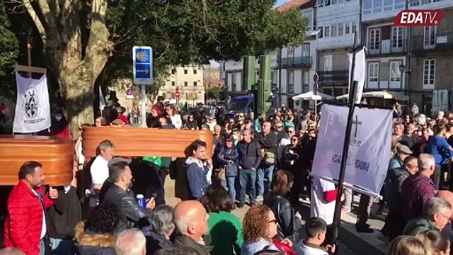 ‼️ La izquierda gallega financia una manifestación contra la sanidad pública y sacan unos féretros.