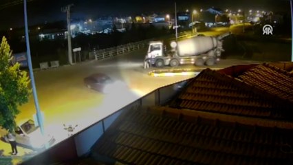 Beton mikserinin çarptığı Ecenur, ağır yaralandı; o anlar kamerada
