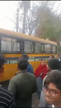 Video: बीच रोड युवती का हाईवोल्टेज ड्रामा, गाड़ी के बोनट पर चढ़कर किया हंगामा, वीडियो वायरल