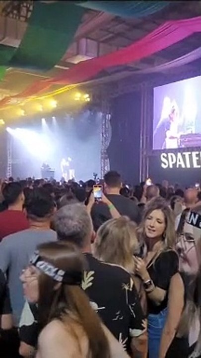 Jovem pede namorada em casamento minutos antes de show de Luan Santana em SC