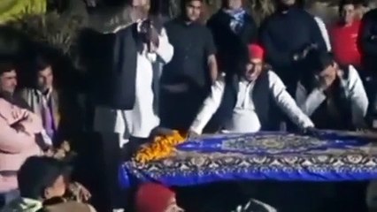 वीडियो: सपा प्रत्याशी की सभा में जय श्री राम का नारा लगाना हुआ अपराध, सुरक्षाकर्मी ने किया बाहर