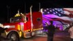  Un convoi de camions arrive à la frontière en soutien au TexasUn convoi de camions et de plusieurs voitures est arrivé à la frontière entre les États-Unis et le Mexique en soutien aux autorités de l'État américain du Texas.