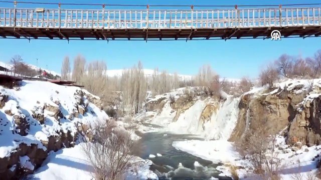 Van'daki Muradiye Şelalesi kısmen dondu