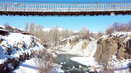 Van'daki Muradiye Şelalesi kısmen dondu