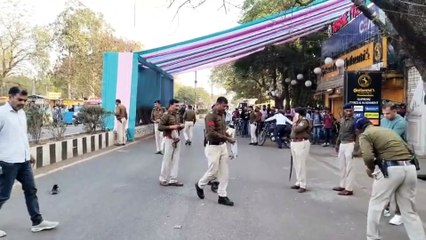 बीच रोड पर दो पार्टियों में आमने सामने से जमकर चलीं गोलियां
