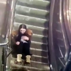 Un escalator mange la veste d'une fille