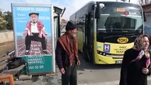 Görenler şaşkınlıklarını gizleyemiyor! Uluyarak otobüsleri yönlendiriyor