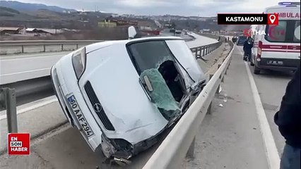 Kastamonu'da araç bariyerlere asılı kaldı