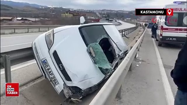 Kastamonu'da araç bariyerlere asılı kaldı