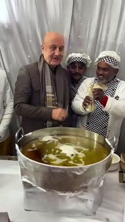 Video: अनुपम खेर ने बनाई छल्लेदार क्रंची जलेबी, लोगों के मुंह में आया पानी, देखें वीडियो