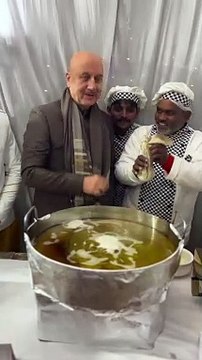 Video: अनुपम खेर ने बनाई छल्लेदार क्रंची जलेबी, लोगों के मुंह में आया पानी, देखें वीडियो