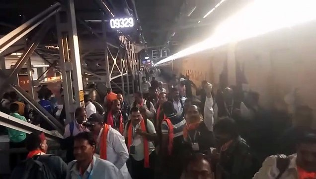 ‘आस्था स्पेशल’ दौड़ी... झूमते गाते भक्त हुए रवाना... देखें वीडियो