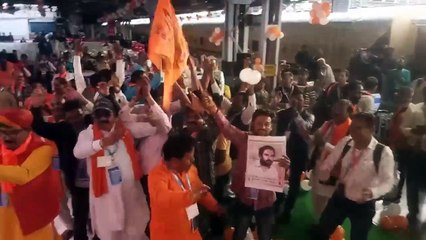 ‘आस्था स्पेशल’  दौड़ी... झूमते गाते भक्त हुए रवाना... देखें वीडियो