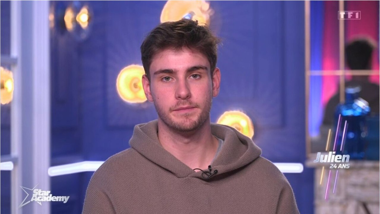VOICI : Star Academy : Julien récupère son téléphone et brise enfin le silence après sa défaite contre Pierre