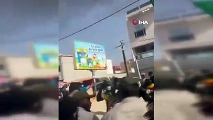 Cumhurbaşkanlığı seçiminin ertelendiği ülkede sokaklar karıştı! Adaylardan biri gözaltında