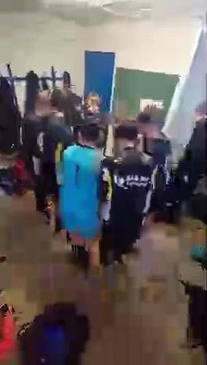 Célébration de U15-2 avec leur victoire 1-0 contre Bruay sur Escaut