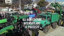 Grecia, gli agricoltori intensificano le proteste