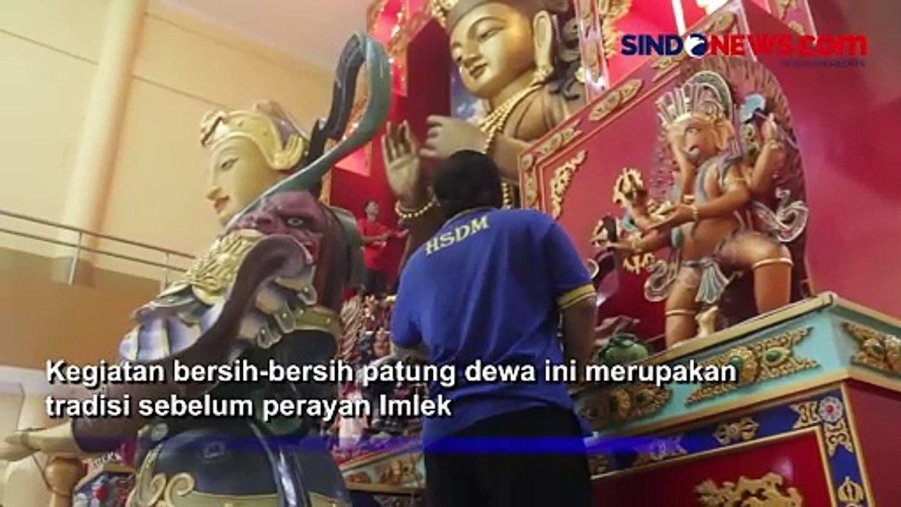 Tradisi Pembersihan Patung Dewa-Dewi Jelang Imlek di Vihara Satya Buddha Visudhi Marga