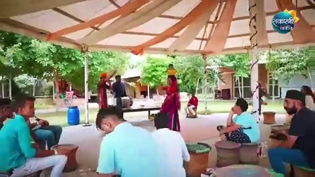 माधवगढ़ में आयोजित सकरनी का "उत्सव: ख़ुशियों का सफ़र" में समस्त सकरनी परिवार से लेकर नन्हें सदस्य तक को एक ही मंच पर सम्मिलित करके साबित कर दिया कि परिवार में एकजुटता से बड़ी ताकत और कुछ नहीं है। आइए देखते हैं!
