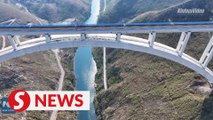 Maintenance workers safeguard railway bridge in Southwest China amid travel rush