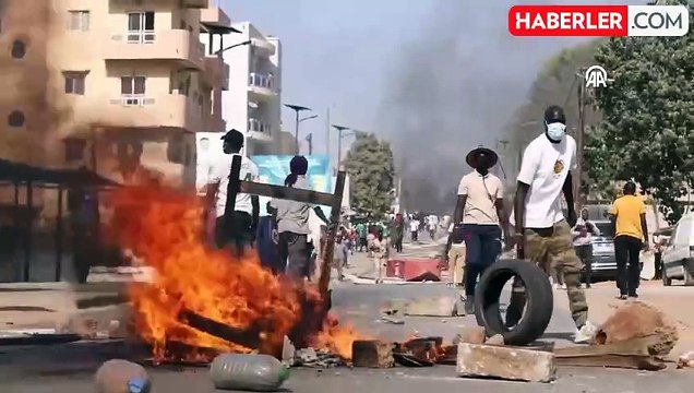 Senegal'de cumhurbaşkanı seçimi süresiz ertelendi, sokaklar savaş alanına döndü