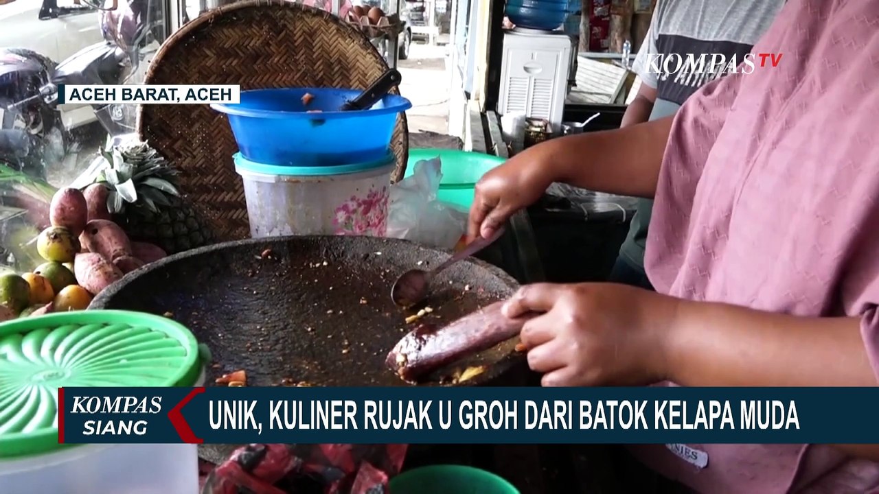 Unik, Kuliner Rujak U Groh dari Batok Kelapa Muda