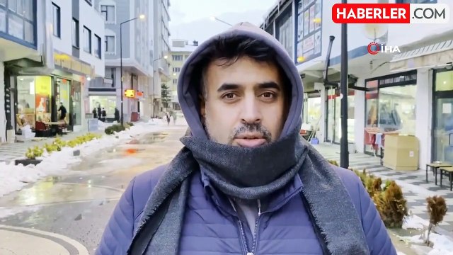 Tatvan'da dondurucu soğuk: Çatılarda buz sarkıtları oluştu, araçlar battaniyeyle korundu