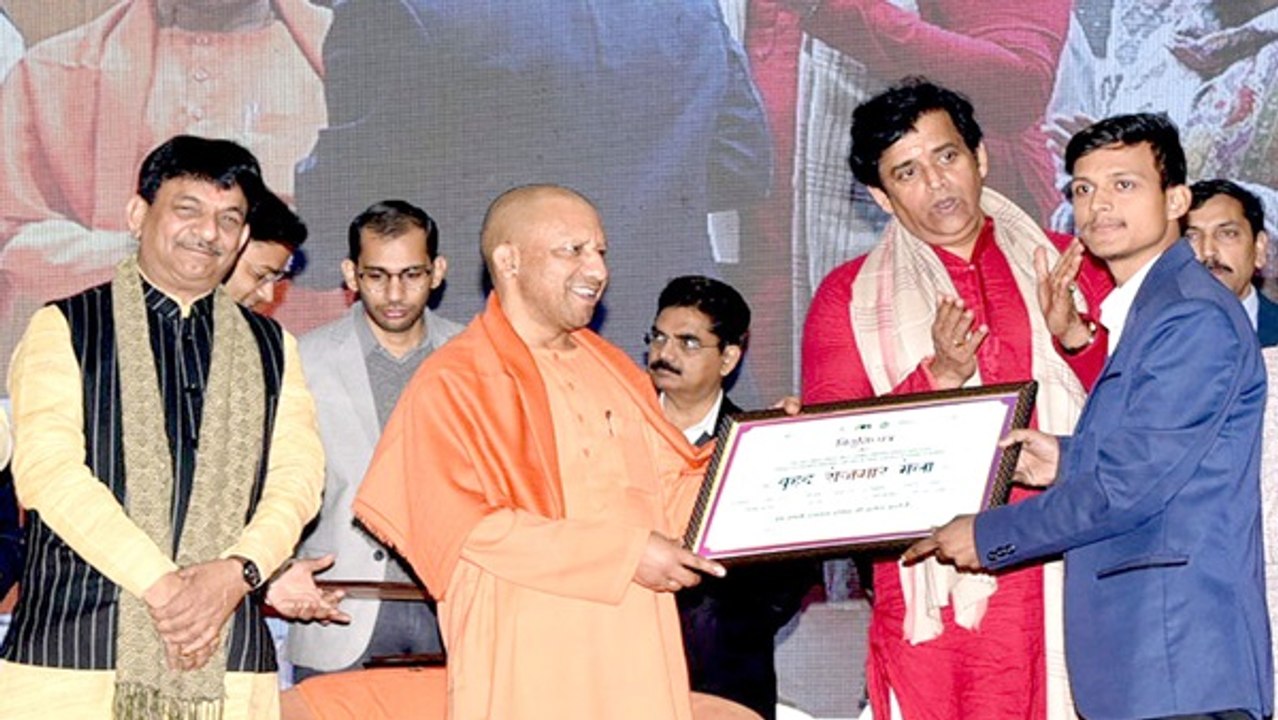 गोरखपुर में वृहद रोजगार मेले का आयोजन, सीएम योगी बोले- 15000 युवाओं को रोजगार प्राप्त हो रहा