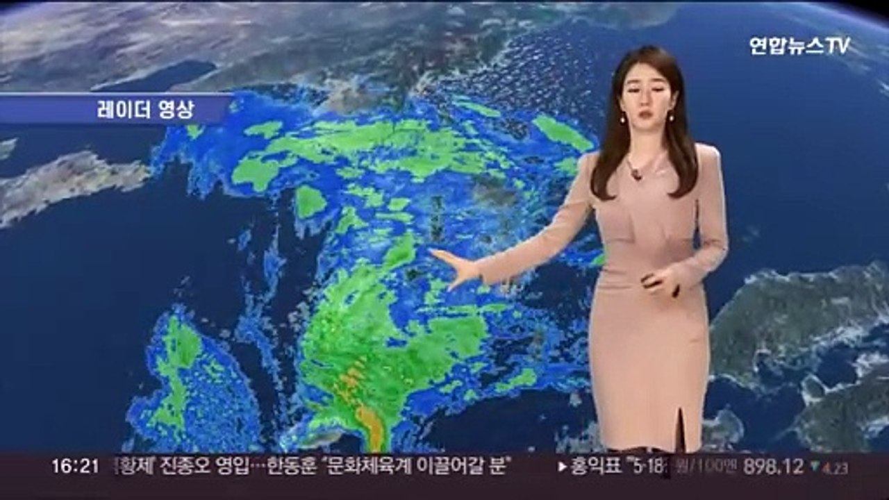 [날씨] 퇴근길 곳곳 비·눈…내일까지 영동 15cm 폭설