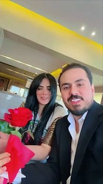 نزار الفارس يهدي حورية فرغلي وردة