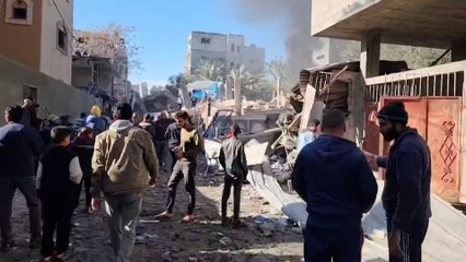 شاهد.. حجم الدمار وجهود الإنقاذ في مواقع قصفت بدير البلح