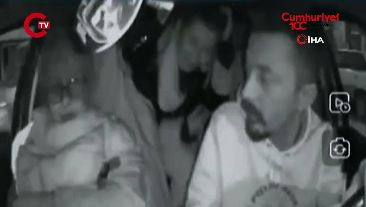 Aydın’da müşteriden taksiciye küfür ve hakaret Senin gibi taksicileri arkadan vuruyorlar ya, vursunlar. Senin gibi adamları vursunlar