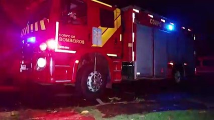 Árvore cai em cima de casa e alaga quarto de bebê no Pioneiros Catarinenses