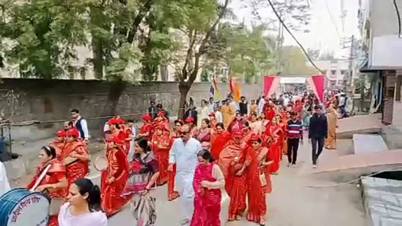 संत के आगमन पर सजाई  रंगोली, उतारी आरती और लगे...