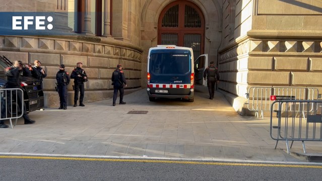 Dani Alves llega en furgón a la Audiencia de Barcelona