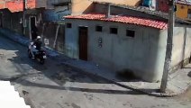 Câmera de segurança flagra dois crimes cometidos por mesmo suspeito em rua de Salvador