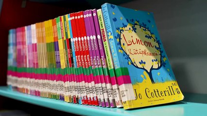 Lina ve Hira'nın çocuk kütüphanesinden ödünç aldıkları kitaplar depremde enkaz altında kaldı