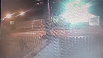 Carro cai em córrego e motorista admite embriaguez ao volante em Curitiba