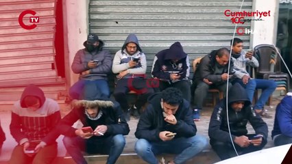 Gazzeliler internet kafenin önünde toplanıyor