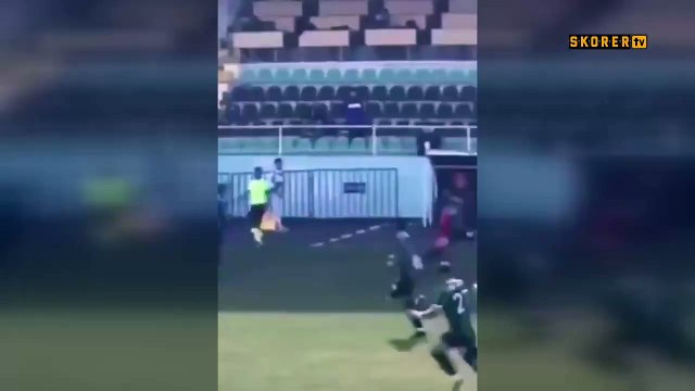 Maçı elinde cep telefonu ile oynadı! Görenler şaşkına döndü