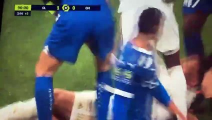 OL-OM - Gigot s'en prend à Tolisso sonné au sol, la séquence indigne les fans
