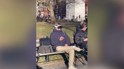 In strada e in auto col nuovo visore Apple: le scene più assurde dipingono un futuro distopico